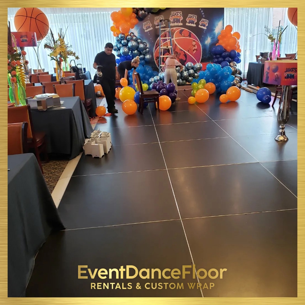 Can a gridded dance floor system be customized to fit different venue sizes?
